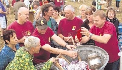 Wie viel Wasser l&auml;uft wohl aus einem Geschirrtuch heraus?Foto: Werner Stuber