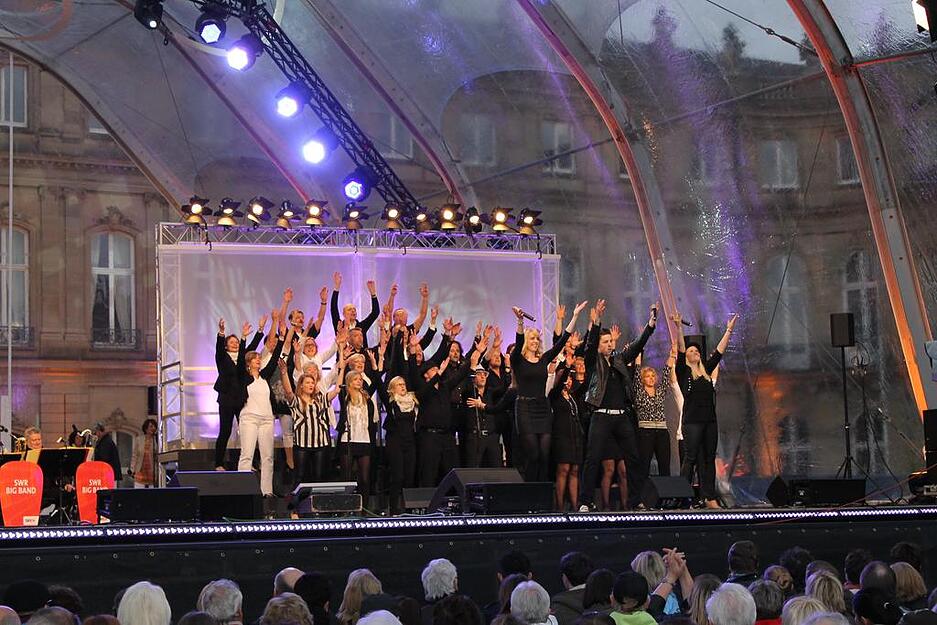 Die Dahenfelder S&auml;ngerinnen und S&auml;nger traten auf dem Stuttgarter Schlossplatz im Finale des SWR-Chorwettbewerbs an. Foto: Billau