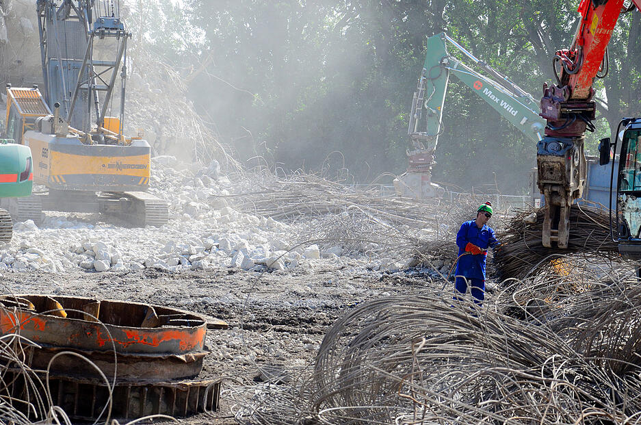 Eine Landschaft aus Stahl und Beton - und dazwischen wird gearbeitet