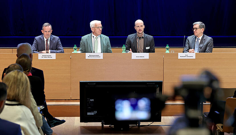 Volker Wissing (von links), Winfried Kretschmann, Jonas Andrulis und Reinhold Geilsdörfer geben die Kooperation des Ipai mit Aleph Alpha bekannt.