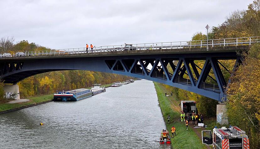 Eine Boie markiert den Ort, an dem das Wrack im Mittellandkanal lag. Bis zu seiner Bergung war der Schiffsverkehr unterbrochen. Eine Boie markiert den Ort, an dem das Wrack im Mittellandkanal lag. Bis zu seiner Bergung war der Schiffsverkehr unterbrochen.