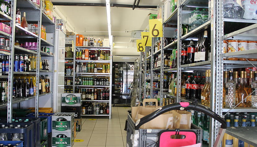 Mit dem Wagen fahren die "Picker" die Regale im Lager ab und stellen so die Bestellungen zusammen.