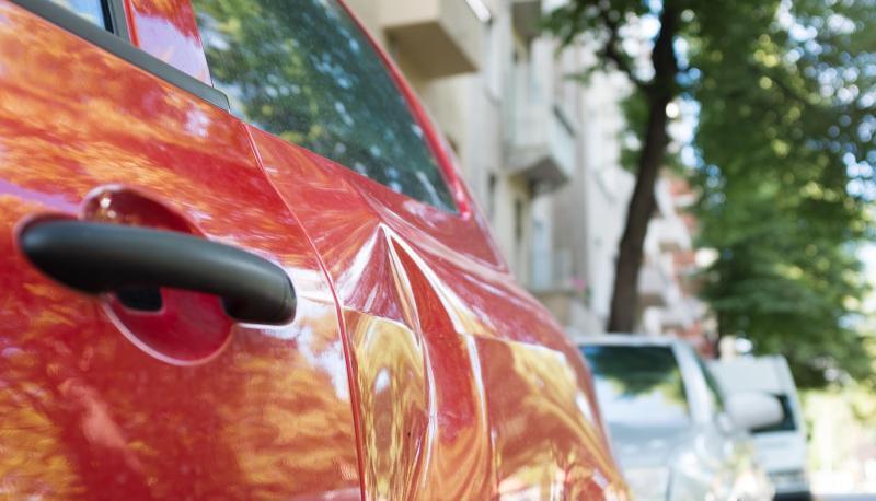 Delle im Auto: Das Ausbeulen &uuml;berl&auml;sst man im Zweifel lieber Experten.