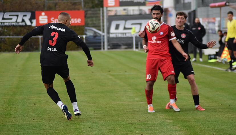 Melvin Avdic und Türkspor Neckarsulm finden keine Mittel, um die TSG Hofherrnweiler-Unterrombach in Bedrängnis zu bringen.