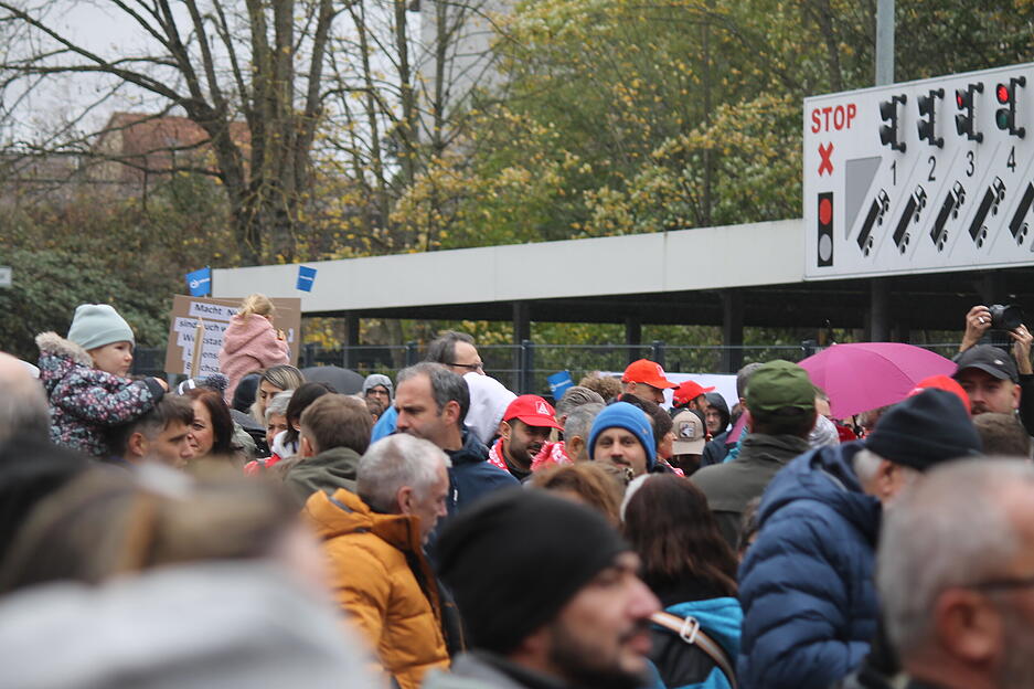 Vor dem Werkstor herrscht emotionale Stimmung zwischen Hoffnung und Entschlossenheit. Vor dem Werkstor herrscht emotionale Stimmung zwischen Hoffnung und Entschlossenheit.