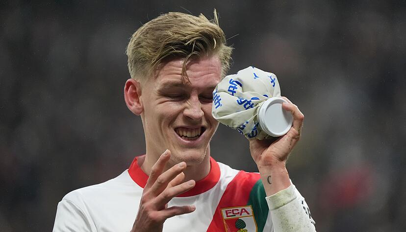 Einmal kühlen, bitte: Augsburgs Anton Kade. Einmal kühlen, bitte: Augsburgs Anton Kade.