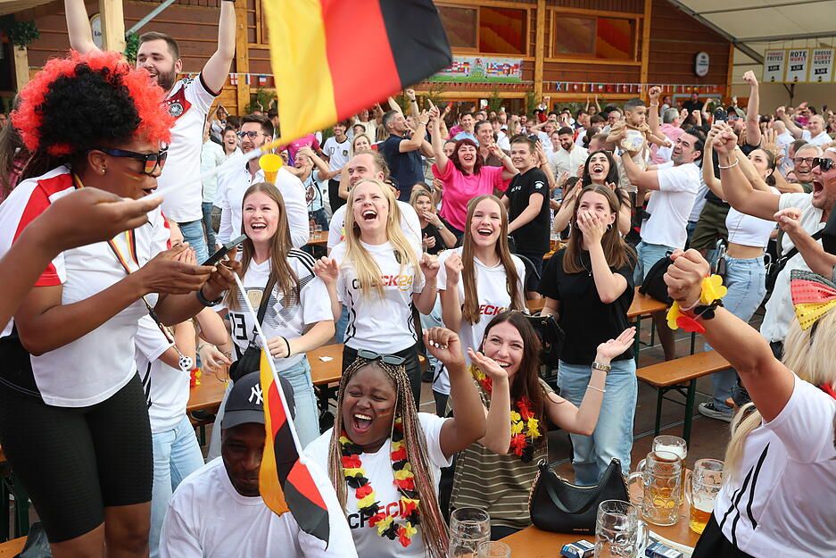 Der Jubel auf dem Heilbronner Volksfest ist groß als der Ausgleich fällt.