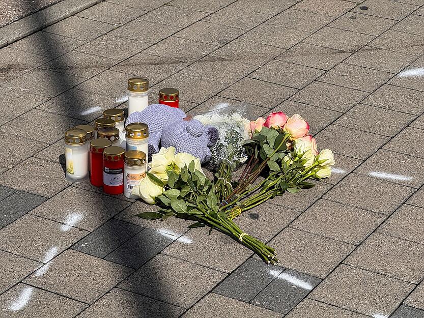 Der 18-Jährige sei nach der Tat am Donnerstagabend festgenommen worden, teilte die Polizei mit.