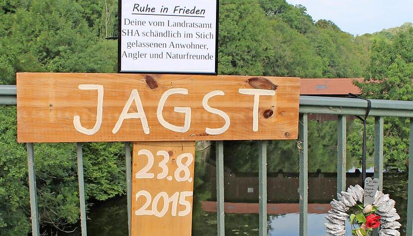 Vor allem im Bereich der Unfallstelle Lobenhausen hat sich die Jagst auch neun Monate nach der Umweltkatastrophe noch nicht erholt. Experten wollen mit Umsetzaktionen auch dort wieder Fische ansiedeln. Foto: Archiv/Doll Vor allem im Bereich der Unfallstelle Lobenhausen hat sich die Jagst auch neun Monate nach der Umweltkatastrophe noch nicht erholt. Experten wollen mit Umsetzaktionen auch dort wieder Fische ansiedeln. Foto: Archiv/Doll