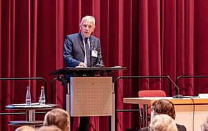 OB Harry Mergel stellt die Entwicklung des größten Stadtteils Heilbronns vor und erklärt, wohin die Reise für die Stadt und Böckingen gehen soll. Foto: Tina Schulze