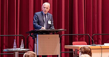 OB Harry Mergel stellt die Entwicklung des größten Stadtteils Heilbronns vor und erklärt, wohin die Reise für die Stadt und Böckingen gehen soll.
Foto: Tina Schulze