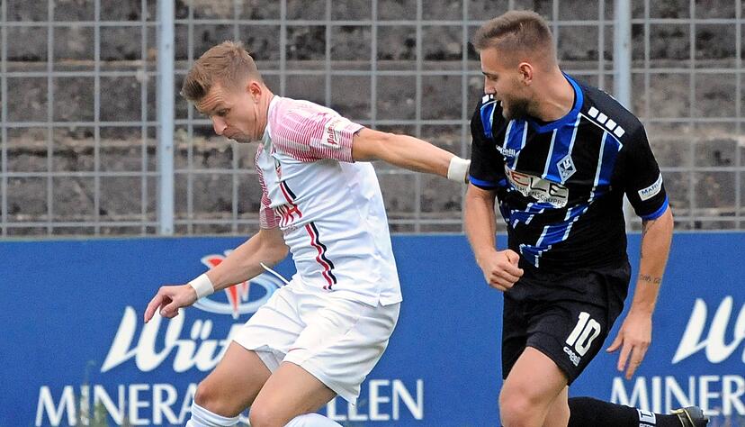 Bleib blo&szlig; weg: Der Eppinger Jan-Hendric Hoyer (links) h&auml;lt seinen Gegenspieler auf Abstand. Gleiches muss der VfB am Samstag mit Aufsteiger Neckarau machen, um nicht weiter in den Keller abzurutschen. Foto: Archiv/
