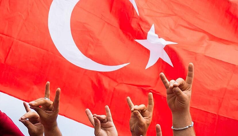 T&uuml;rkei-Fans zeigen beim Fanmarsch Richtung Olympiastadion den Wolfsgru&szlig;, dessen Ursprung einer rechtsextremistischen Bewegung zugeordnet wird.