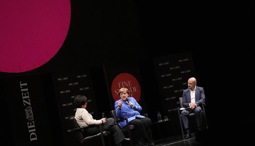 Und dann sucht Angela Merkel plötzlich nach Worten. Und dann sucht Angela Merkel plötzlich nach Worten.