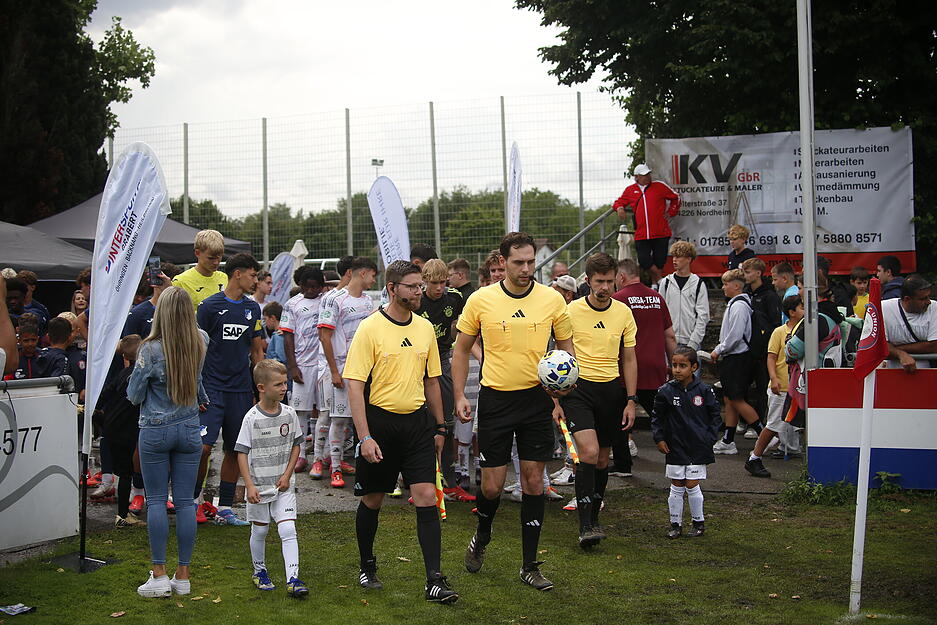 Acht Nachwuchs-Mannschaften von Profi-Clubs waren zu Gast in Heilbronn. Acht Nachwuchs-Mannschaften von Profi-Clubs waren zu Gast in Heilbronn.