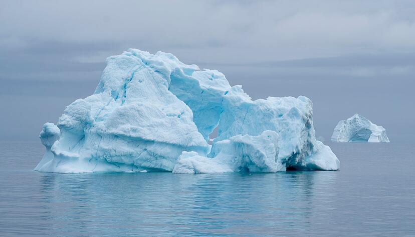 Eisberge treiben im Scoresby Sund von Grönland. Eisberge treiben im Scoresby Sund von Grönland.