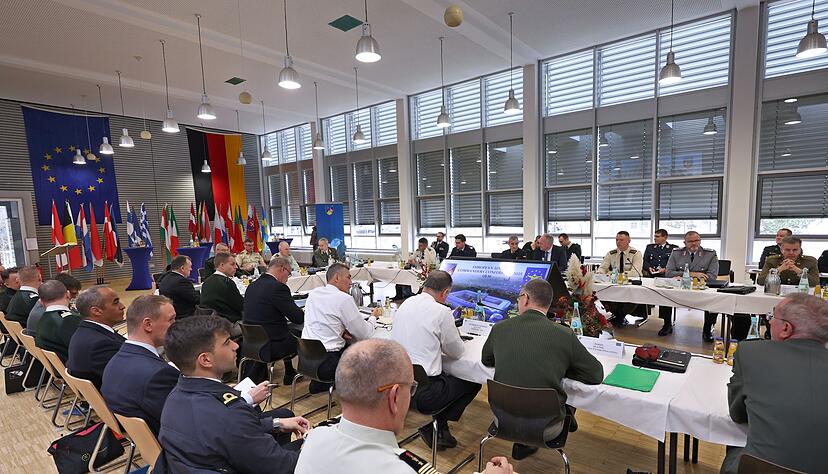 Mehr als 40 Teilnehmer aus allen EU-Staaten waren bei der Kommandanten-Konferenz dabei. Mehr als 40 Teilnehmer aus allen EU-Staaten waren bei der Kommandanten-Konferenz dabei.
