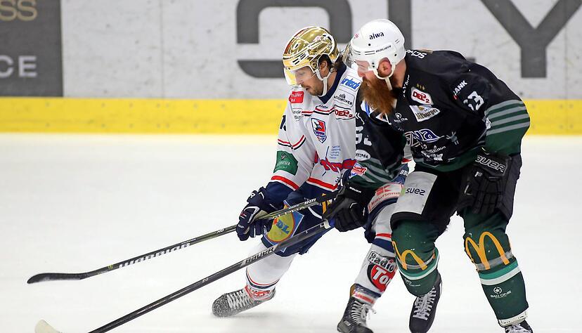 Zwei Topspieler ihrer Teams im direkten Duell: Heilbronns Brandon Alderson (links) gegen Bietigheims Shawn Weller.
Foto: Andreas Veigel Zwei Topspieler ihrer Teams im direkten Duell: Heilbronns Brandon Alderson (links) gegen Bietigheims Shawn Weller.
Foto: Andreas Veigel