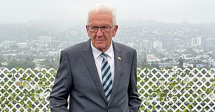 Baden-Württembergs Ministerpräsident Winfried Kretschmann (Grüne) steht auf dem Dach eines Hotels in Los Angeles.