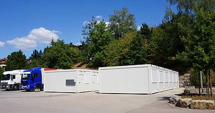 Für die Flüchtlingsunterbringung wurden bereits Containerunterkünfte gekauft und beim Bauhof aufgestellt. Für weitere Container auf städtischen Plätzen müssten erst die baurechtlichen Voraussetzungen geschaffen werden. 
Foto: Archiv/Döttling