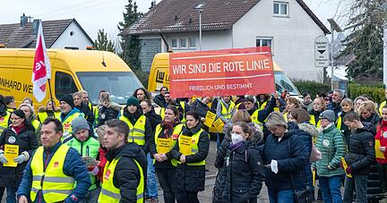Knapp 100 Mitarbeiter aus unterschiedlichen Bereichen haben in ihrer Mittagspause die Verdi-Kundgebung besucht.
 Foto: Mario Berger Knapp 100 Mitarbeiter aus unterschiedlichen Bereichen haben in ihrer Mittagspause die Verdi-Kundgebung besucht.
 Foto: Mario Berger