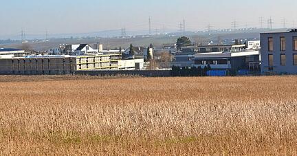 Um 5,4 Hektar soll das bestehende Gewerbegebiet im nordwestlichen Bereich erweitert werden. Die Nachfrage ist da, innerörtliche Flächen dienten bereits als Erweiterung für die dort ansässigen Betriebe, begründet die Verwaltung.
Foto: Josef Staudinger Um 5,4 Hektar soll das bestehende Gewerbegebiet im nordwestlichen Bereich erweitert werden. Die Nachfrage ist da, innerörtliche Flächen dienten bereits als Erweiterung für die dort ansässigen Betriebe, begründet die Verwaltung.
Foto: Josef Staudinger