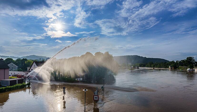 Mit riesigen Wasserfontainen befördert die Feuerwehr in Saarbrücken das Wasser aus den vollgelaufenen Kellern wieder zurück in die Saar. Mit riesigen Wasserfontainen befördert die Feuerwehr in Saarbrücken das Wasser aus den vollgelaufenen Kellern wieder zurück in die Saar.