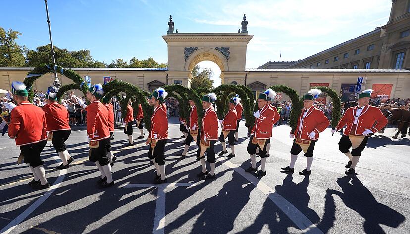 Eine Schefflergruppe beim Trachtenumzug in M&uuml;nchen.