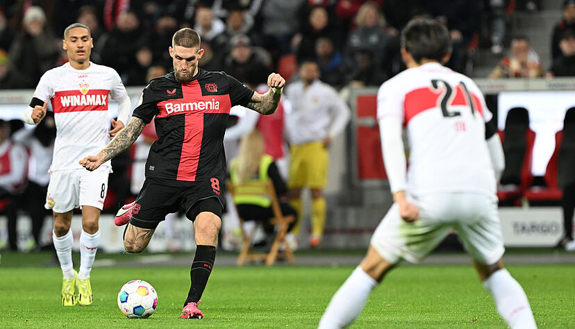 Robert Andrich erzielte den zwischenzeitlichen 1:1-Ausgleich für Bayer Leverkusen, hätte aber zuvor schon vom Platz fliegen können. Robert Andrich erzielte den zwischenzeitlichen 1:1-Ausgleich für Bayer Leverkusen, hätte aber zuvor schon vom Platz fliegen können.