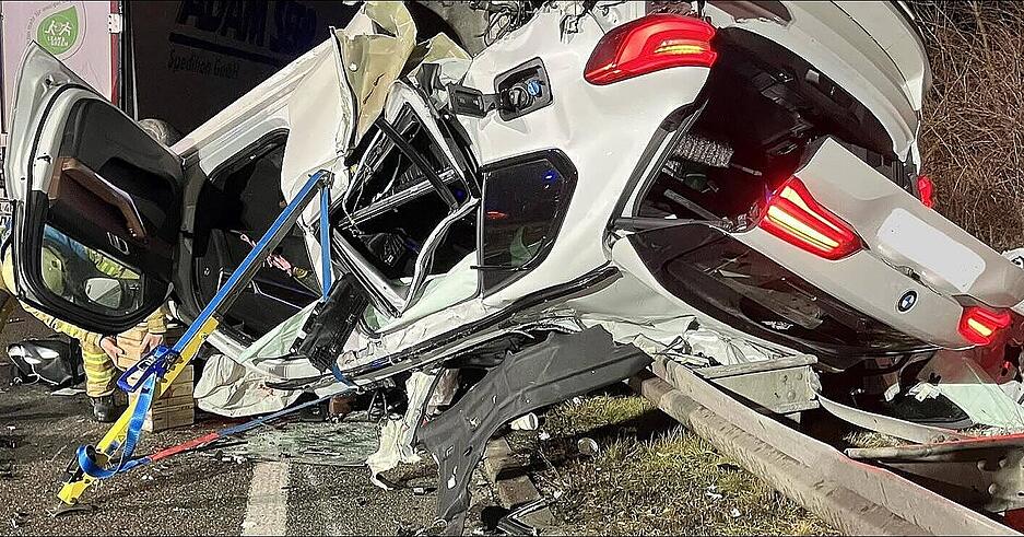 Die Feuerwehr Heilbronn musste das Fahrzeug absichern und den schwerverletzten Fahrer befreien. Dieser sei unter dem Auto eingeklemmt gewesen, hei&szlig;t es in einem Facebook-Beitrag der Feuerwehr.