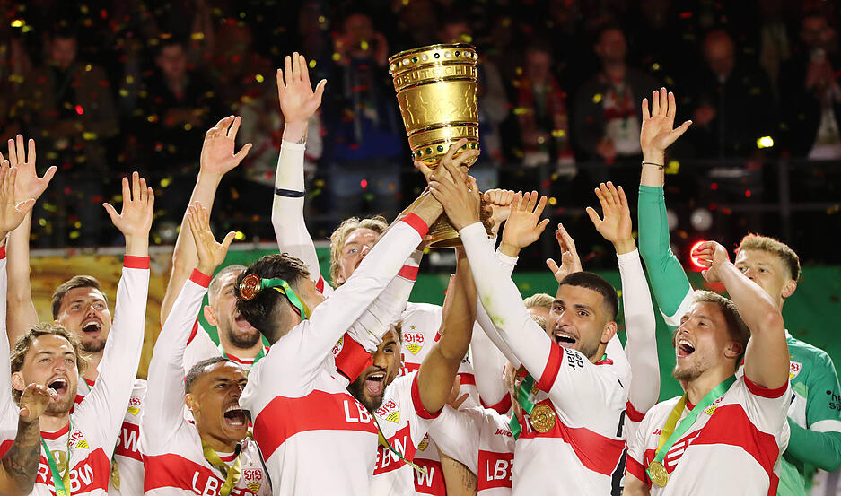 Den DFB-Pokal durfte jeder VfB-Spieler mal in den Berliner Nachthimmel heben.