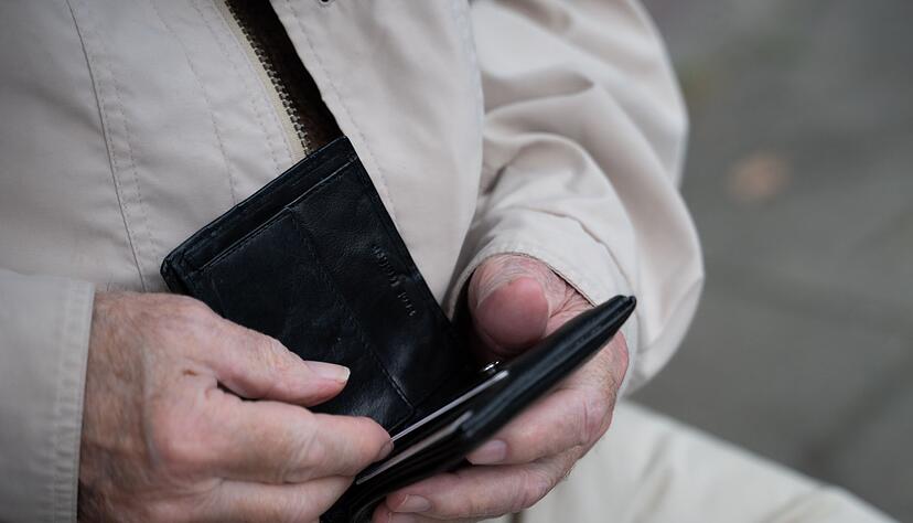 Wer nur auf die Rente angewiesen ist, hat oft nicht viel im Geldbeutel. (Symbolbild)