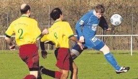 Goldenes Tor: Nach Flanke von Georgios Koukouliatas erzielt Rudi Wall (rechts) per Kopf das 1:0. Patrick Gabel (links) und Serdar Saritas (Mitte) kommen zu sp&auml;t.