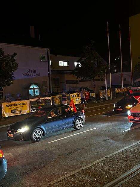 Hunderte Autos sind in Heilbronn unterwegs. Die Türkei steht im Achtelfinale.