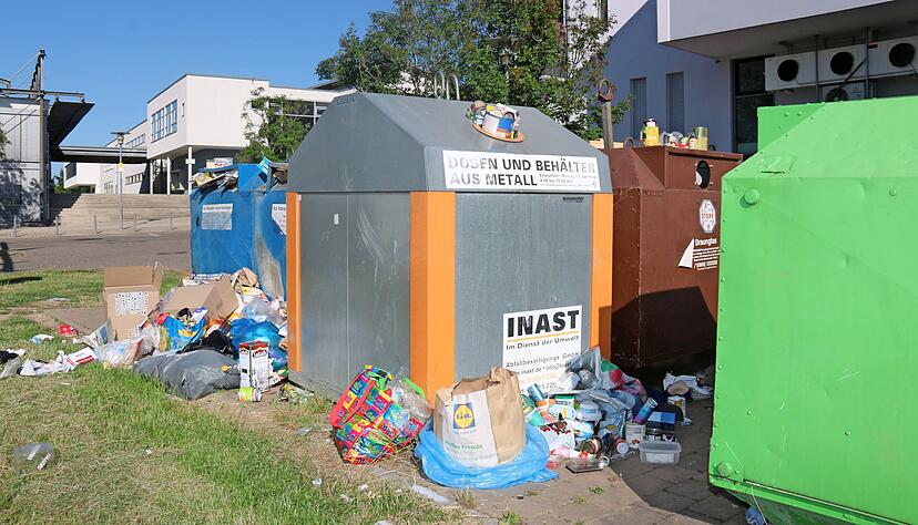 Immer wieder sammelt sich an den Containern viel M&uuml;ll an &ndash; so wie hier in Neckarulm.