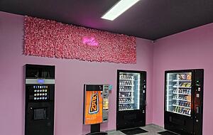 Der neueröffnete "Roadrunner"-Shop an der Allee lockt mit knalligen Farben. Der neueröffnete "Roadrunner"-Shop an der Allee lockt mit knalligen Farben.