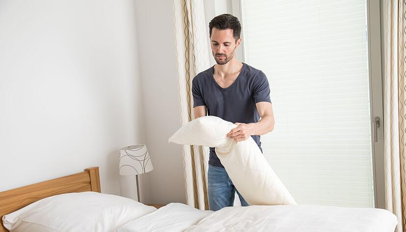 Ein- bis zweimal pro Jahr sollten Kopfkissen gewaschen werden. Doch nicht immer kommen waschbare Kissen dann auch aus der Trommel, wie man sie hineingegeben hat, zeigt eine Untersuchung der Zeitschrift «Öko-Test». Ein- bis zweimal pro Jahr sollten Kopfkissen gewaschen werden. Doch nicht immer kommen waschbare Kissen dann auch aus der Trommel, wie man sie hineingegeben hat, zeigt eine Untersuchung der Zeitschrift «Öko-Test».