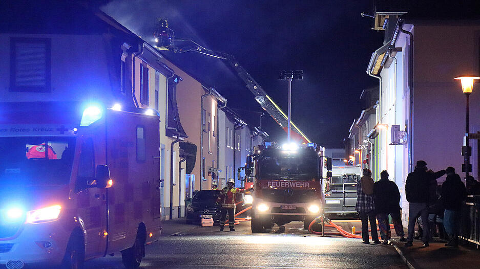 Feuerwehrkräfte löschen einen Wohnhausbrand im Rhein-Neckar-Kreis. Feuerwehrkräfte löschen einen Wohnhausbrand im Rhein-Neckar-Kreis.