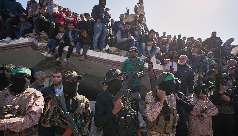 Menschenmenge im Gazastreifen bei Geisel-&Uuml;bergabe.