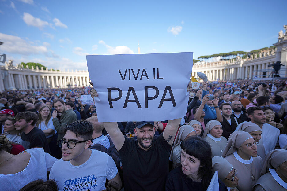 Gläubige halten ein Transparent mit der Aufschrift "Viva Il Papa", nachdem weißer Rauch aus dem Schornstein der Sixtinischen Kapelle aufsteigt.