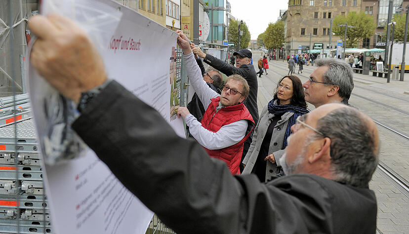 95 Thesen für Herz und Bauch hängen jetzt in Heilbronn an der Kilianskirche. Foto: Mugler