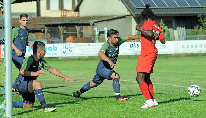 Gerade noch gerettet: Gemmingens Nick Gebhardt (Zweiter von links) verhindert auf der Torlinie das mögliche 1:1 von Türkspor Eppingen.
Foto: Klaus Krüger Gerade noch gerettet: Gemmingens Nick Gebhardt (Zweiter von links) verhindert auf der Torlinie das mögliche 1:1 von Türkspor Eppingen.
Foto: Klaus Krüger