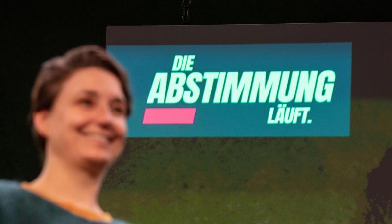Sandra Detzer, Landesvorsitzende von B&uuml;ndnis 90/Die Gr&uuml;nen, auf dem Podium des Online-Parteitags.