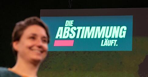 Sandra Detzer, Landesvorsitzende von B&uuml;ndnis 90/Die Gr&uuml;nen, auf dem Podium des Online-Parteitags.