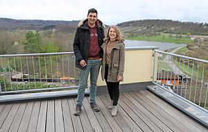 Patrik Brian mit Lebensgefährtin Regina Esslinger auf der Terrasse eines Appartements mit Blick auf die Ehmetsklinge. Die Wiedereröffnung wird gerade vorbereitet. Patrik Brian mit Lebensgefährtin Regina Esslinger auf der Terrasse eines Appartements mit Blick auf die Ehmetsklinge. Die Wiedereröffnung wird gerade vorbereitet.