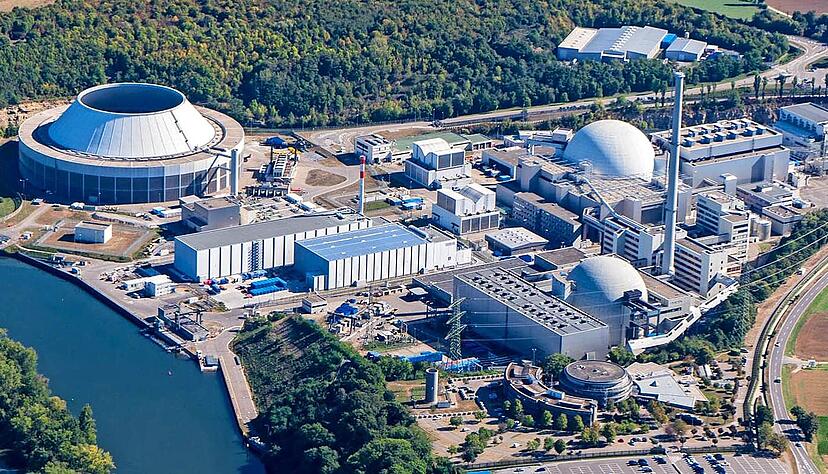 Auf dem Gel&auml;nde des Atomkraftwerks Neckarwestheim laufen schon die Abrissarbeiten. Daf&uuml;r wurden eigens die langgestreckten Hallen am Neckarufer errichtet.
Foto: Archiv/EnBW