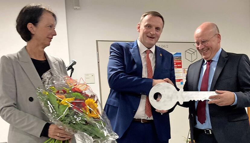 Bürgermeister Martin Piott ist so glücklich über die neue Schule, dass er Geschenke verteilt: Blumen für Regierungspräsidentin Susanne Bay und den Schlüssel für Hausherr Frank Eber. Bürgermeister Martin Piott ist so glücklich über die neue Schule, dass er Geschenke verteilt: Blumen für Regierungspräsidentin Susanne Bay und den Schlüssel für Hausherr Frank Eber.