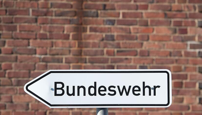 Ein Hinweisschild mit dem Schriftzug &laquo;Bundeswehr&raquo;.