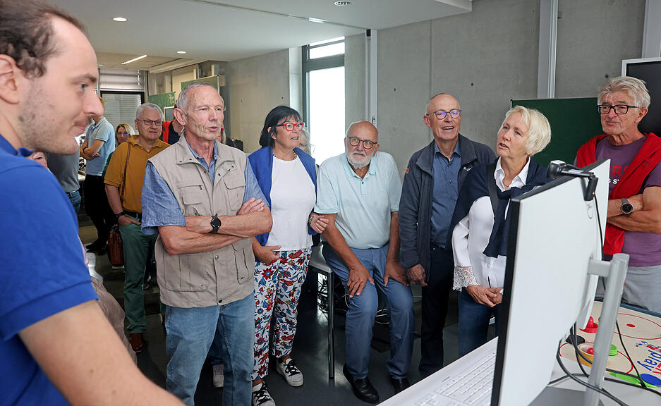 Teilnehmer des Lesersommers erkunden das KI-Labor an der Hochschule Heilbronn.