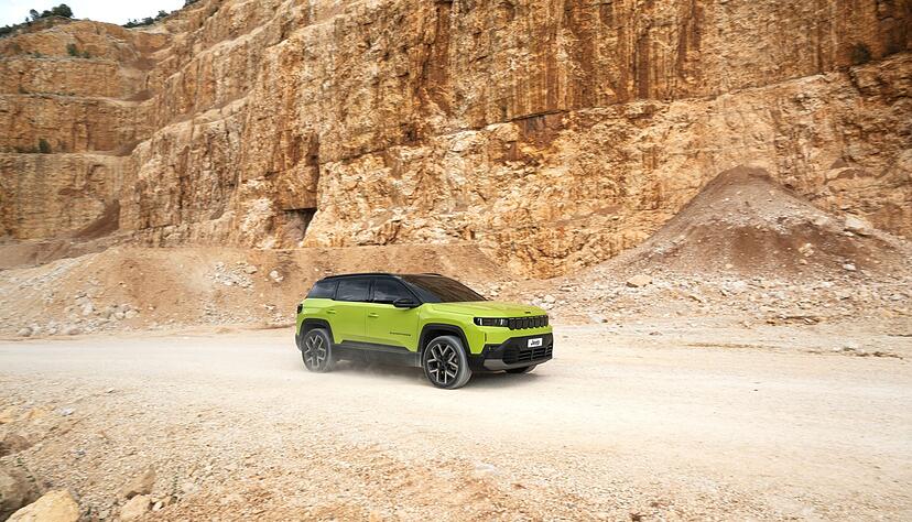 Let's get wild: Auch abseits asphaltierter Wege f&uuml;hlt sich der Compass wohl - eine elektrische Allradvariante kommt allerdings erst 2026.